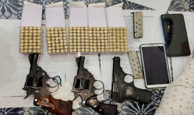 आरा में श्रमजीवी एक्सप्रेस में STF की छापेमारी; 200 बुलेट्स, 2 रिवाल्वर,1 पिस्टल बरामद...