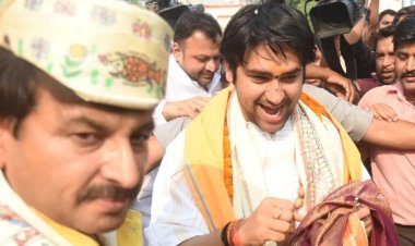 धीरेंद्र शास्त्री को नीतीश  ने भेजा चालान..  पटना की  सड़कों   बिना सीट बेल्ट के गाड़ी में  दिखें थे  बाबा बागेश्वर ।