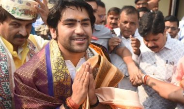 पटना पहुँचते  ही बागेश्वर बाबा ने तेजप्रताप  को दिया करारा जवाब ..