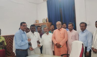 सहकारिता मंत्री सुरेंद्र यादव के बर्खास्तगी के लिए रालोजद ने अपर समहर्ता पूर्वी चम्पारण के माध्यम से राजयपाल क़ो सौपा मांग पत्र।