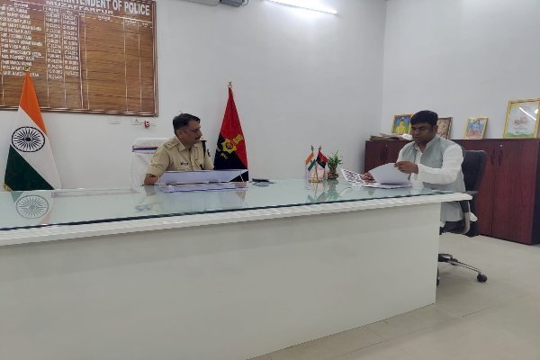 महिला की पिटाई मामले में दोषी पुलिसकर्मियों पर कारवाई को लेकर एसएसपी से मिले मुकेश सहनी...