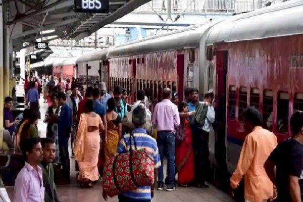 आरा जंक्शन पर आरपीएफ इंस्पेक्टर सुमन कुमारी के नेतृत्व में चलाया गया विशेष अभियान, 86 लोगों से वसूला गया जुर्माना...