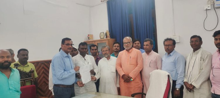 सहकारिता मंत्री सुरेंद्र यादव के बर्खास्तगी के लिए रालोजद ने अपर समहर्ता पूर्वी चम्पारण के माध्यम से राजयपाल क़ो सौपा मांग पत्र।