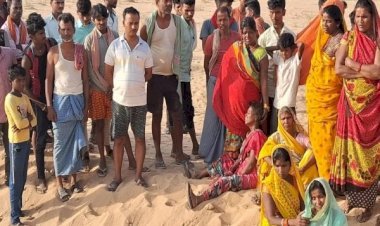 आरा : सोन नदी से बरामद हुआ मजदूर का शव, शराब माफियाओं पर जलाकर मारने का आरोप...