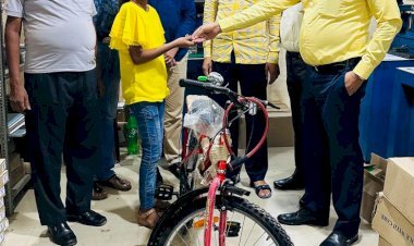 जहानाबाद एसएस कॉलेज के कर्मचारी  नीरज कुमार ने अपने पिता जी स्वर्गीय सुरेंद्र प्रसाद सिन्हा पुण्यतिथि पर की साइकिल भेंट ।