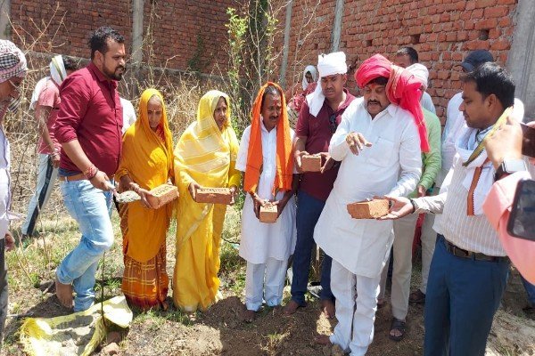 आरा : शमशान घाट की सौंदर्यिकरण और घेराबंदी का सभापति किरण देवी ने किया शिलान्यास...