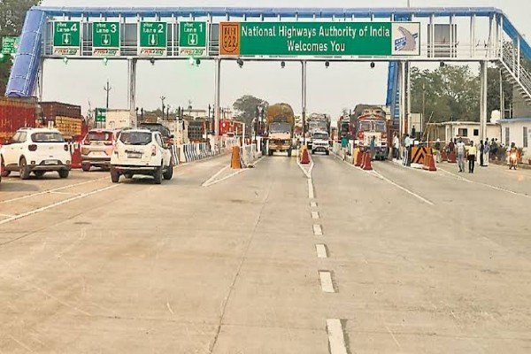आरा : टोल टैक्स मांगने पर टोल प्लाजा के कर्मी से मारपीट, फायरिंग...