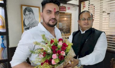 वीआईपी के राष्ट्रीय प्रवक्ता से मिले भोजपुरी सुपरस्टार गुंजन सिंह, अटकलों का बाजार गर्म..क्या है सियासी सरगर्मी ?