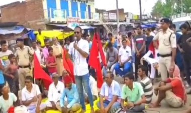 आरा :  दुकानदार पर फायरिंग के विरोध में सड़क पर उतरे स्थानीय विधायक...