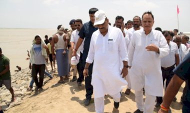 ग़ांधी टोला इलाके में चल रहे कटावरोधी कार्य का निरीक्षण करने पहुंचे संजय झा .. जानिए क्या दिए निर्देश ?