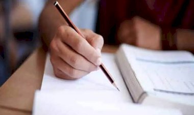 आरा : एक हाथ में क्वेश्चन पेपर और दूसरे में नोटबुक, MA की एग्जाम में बह रही कदाचार की 'गंगा'...