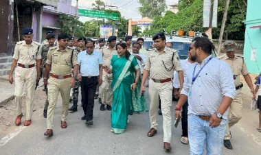 आरा : मुहर्रम में शांति के लिए डीएम-एसपी ने निकाला फ्लैग मार्च, विधि-व्यवस्था के लेकर 12 सौ पुलिसकर्मी तैनात...