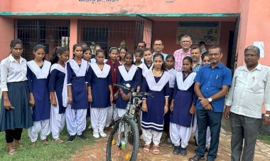 ऑक्सीजन मैन ने छात्रा को दी साइकिल कहा पढ़ाई में आगे भी करेंगे सहयोग ..पूरी जानकारी ?