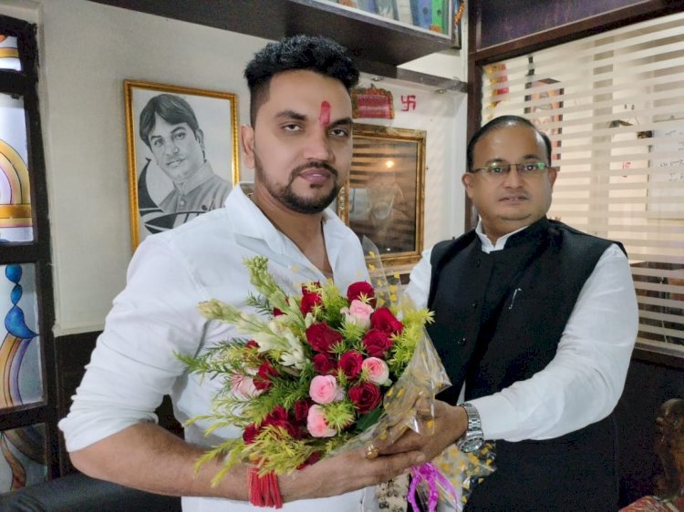 वीआईपी के राष्ट्रीय प्रवक्ता से मिले भोजपुरी सुपरस्टार गुंजन सिंह, अटकलों का बाजार गर्म..क्या है सियासी सरगर्मी ?