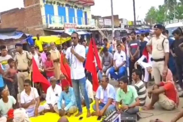 आरा : दुकानदार पर फायरिंग के विरोध में सड़क पर उतरे स्थानीय विधायक...