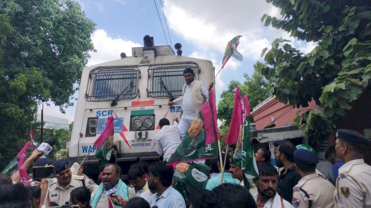 जन अधिकार पार्टी ने किया रेल चक्का जाम ,लगे मोदी विरोध नारे .. क्या है रणनीति ?