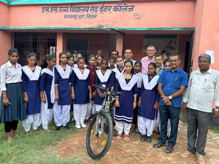 ऑक्सीजन मैन ने छात्रा को दी साइकिल कहा पढ़ाई में आगे भी करेंगे सहयोग ..पूरी जानकारी ?