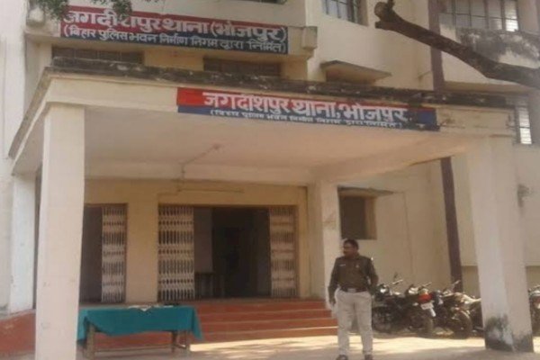 आरा : पुलिस ने जिलाध्यक्ष को पीटा, गाली दी व कागजात पर हस्ताक्षर कराया...
