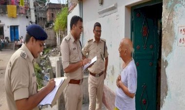 आरा : कोई परेशानी हो तो बताइये, हम मदद करेंगे... समस्याएं सुनने डीएसपी राहुल सिंह पहुंचे लोगो के घर...