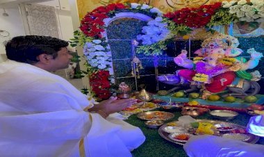 बिहार के पूर्व मंत्री मुकेश सहनी ने सपरिवार गणेश चतुर्थी पर की गणपति की पूजा-अर्चना...