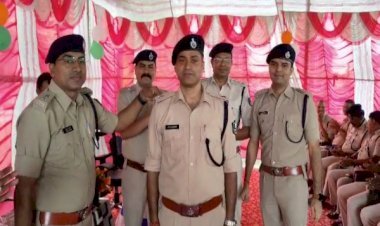 आरा : प्रोमोशन पाने वाले पुलिस अफसरों के कंधो पर एसपी प्रमोद कुमार ने लगाया स्टार...