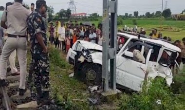 आरा : ट्रैक पर फंसी स्कॉर्पियो, इंटरसिटी ट्रेन ने मारी स्कॉर्पियो में जोरदार टक्कर...