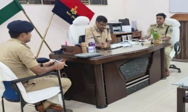 आरा : आगामी पर्व त्यौहार को लेकर डीआईजी ने की अधिकारियों के साथ बैठक...