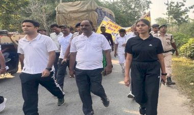 भोजपुर पुलिस ने लगाई पांच किलोमीटर की दौड़ : दौड़ में एएसपी चन्द्र प्रकाश, डीएसपी काजल जैसवाल ने लिया भाग...