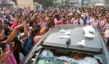 आरा महिला कॉलेज में छात्राओं का बवाल, प्रिंसिपल की गाड़ी पर पथराव, शीशे तोड़े...