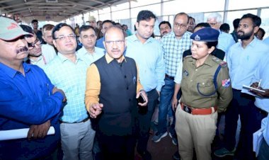 आरा जंक्शन पर गंदगी देख बिफरे रेल महाप्रबंधक, यात्री सुविधाओं का लिया जायजा...