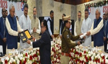 बेहतर कार्य के लिए मद्य निषेध पदक, मुख्यमंत्री के हाथों डीएम और एसपी हुए सम्मानित...