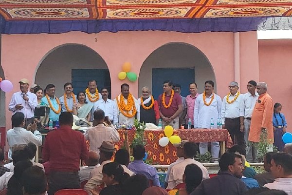 भोजपुर मे शारीरिक शिक्षक के रिटायर्ड होने पर रो पड़ा विद्यालय, कहानी सुन आप भी हो जाएंगे भावुक...