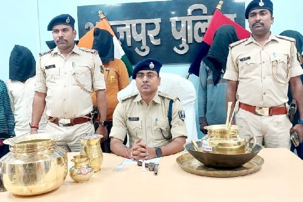 आरा : मंदिर और घर से सोने की आंख और बर्तन हुई थी चोरी, चोरी करने वाले सात चोर गिरफ्तार...