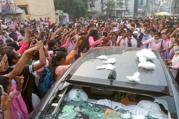 आरा महिला कॉलेज में छात्राओं का बवाल, प्रिंसिपल की गाड़ी पर पथराव, शीशे तोड़े...