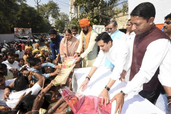 सामाजिक समरसता का सबसे बड़ा उदाहरण है छठ पूजा : आर के सिन्हा