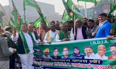 आरा : सांसदों के निलंबन के विरोध में विपक्ष ने किया प्रदर्शन...