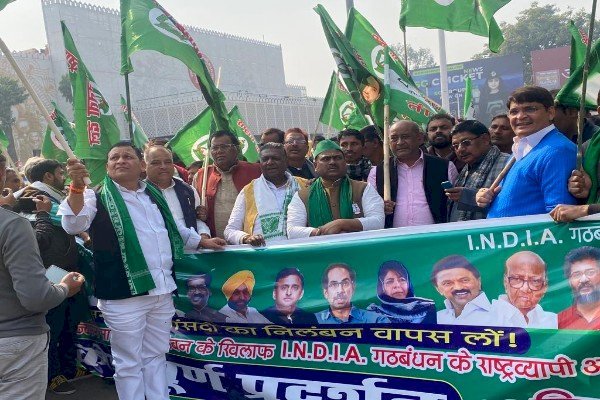 आरा : सांसदों के निलंबन के विरोध में विपक्ष ने किया प्रदर्शन...