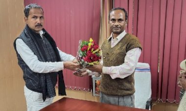 आरा : शाहाबाद डेयरी के प्रबंध निदेशक से मिले सचिव...