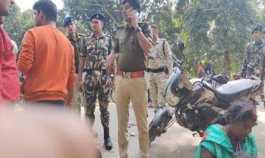 आरा : दुर्घटना में घायल लोगों को एसपी प्रमोद कुमार ने भेजावाया अस्पताल...