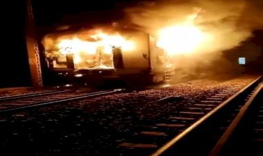 आरा : लोकमान्य तिलक स्पेशल ट्रेन की एसी बोगी में लगी आग, यात्रियों ने कूदकर बचाई जान...