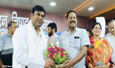 राजद प्रत्याशी मुन्ना शुक्ला और कांग्रेस प्रत्याशी अजय निषाद के समर्थन में मुजफ्फरपुर पहुंचे वीआईपी के मुकेश सहनी...