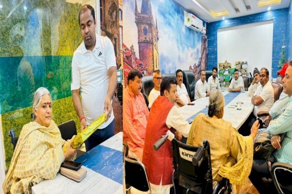 आर्ट ऑफ लिविंग कार्यक्रम में पहुंचे पनोरमा ग्रुप के प्रबंध निदेशक संजीव मिश्रा ने संगीता दीदी को किया सम्मानित...