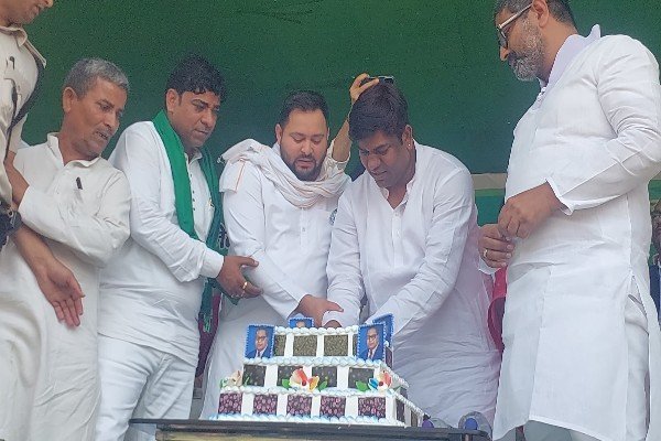 बाबा साहेब की जयंती मनाई, तेजस्वी सहनी ने काटा केक, नवादा के प्रत्याशी श्रवण कुशवाहा को खिलाया केक...