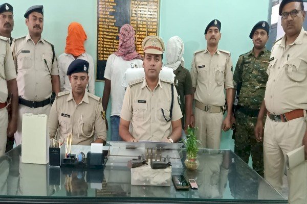 आरा : 3 अपराधि गिरफ्तार, CSP में लूट की योजना बना रहे थे, 2 देसी कट्टा और 4 जिंदा कारतूस बरामद...