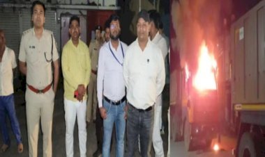 आरा : सड़क हादसे में बुजुर्ग की मौत पर लोगों का हंगामा, 55 गाड़ियों में तोड़फोड़, एक ट्रक जलाया...