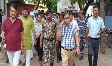 आरा सदर ब्लॉक में अचानक पहुंच गए डीएम, अफसरों में मची खलबली, पकड़ा गया कर्मचारी का दलाल...