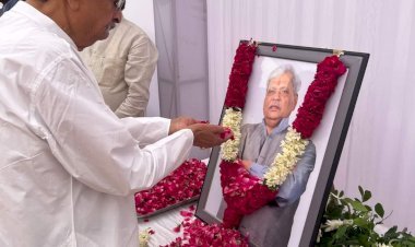 आर के सिन्हा और ऋतुराज सिन्हा ने स्वर्गीय प्रभात झा को नम आंखों से श्रद्धांजलि दी