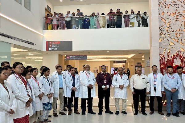 कोलकाता में जूनियर महिला डॉक्टर की नृशंस हत्या के विरोध में जयप्रभा मेदांता हॉस्पिटल के डॉक्टरों ने ओपीडी का बहिष्कार किया...