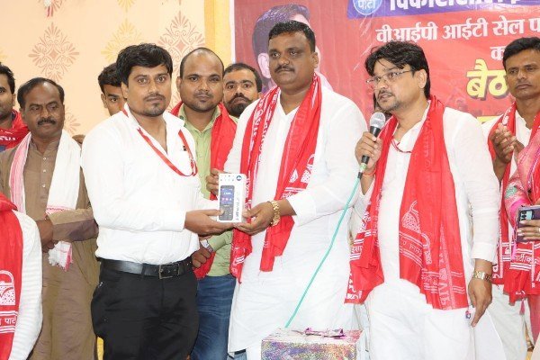 वीआईपी आईटी सेल पदाधिकारियों की मोतिहारी में महत्वपूर्ण बैठक, तकनीक के बेहतर उपयोग को बढ़ाने पर जोर...