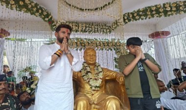 मंत्री चिराग पासवान सपरिवार उपस्थित होकर अपने पिता एवं दिवंगत नेता को श्रद्धांजलि अर्पित किए...